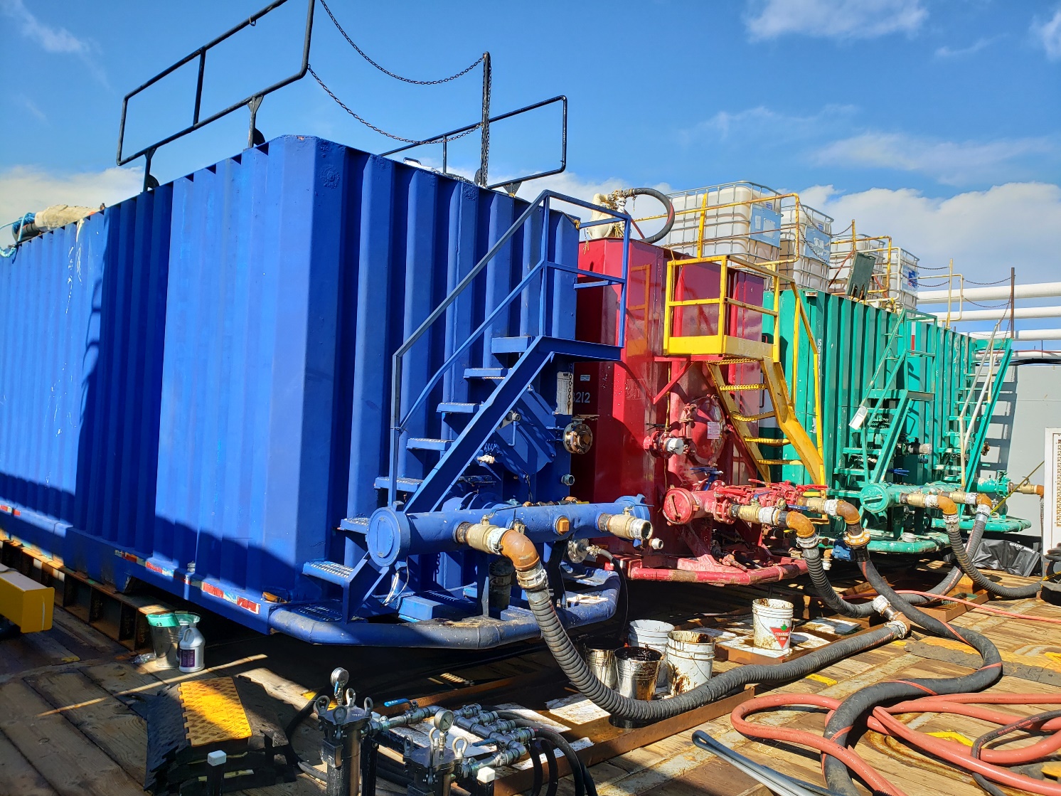 Le pétrole récupéré est stocké dans de grands réservoirs sur le navire Tidewater Enabler, 2018