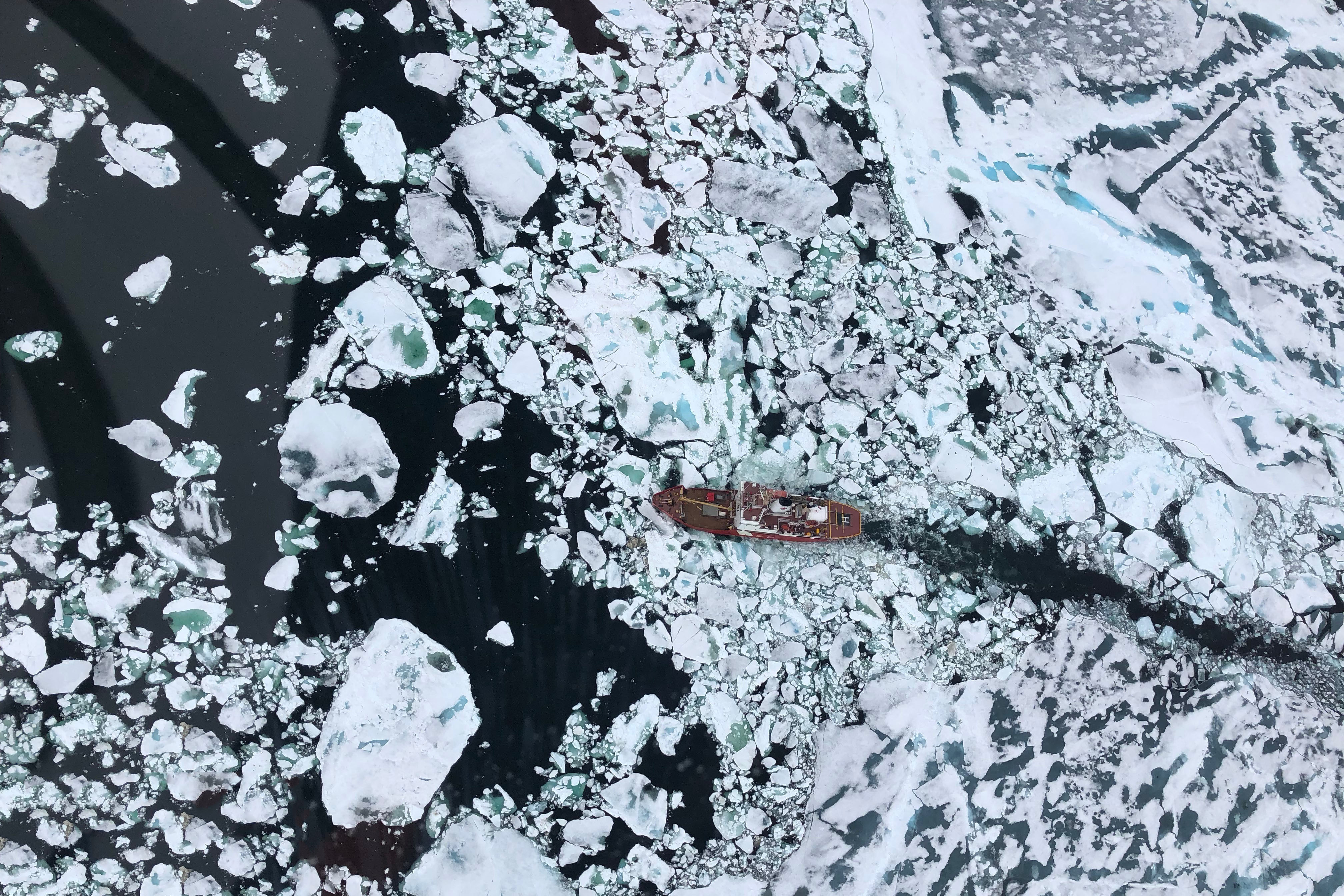 NGCC Sir Wilfrid Laurier dans la glace arctique