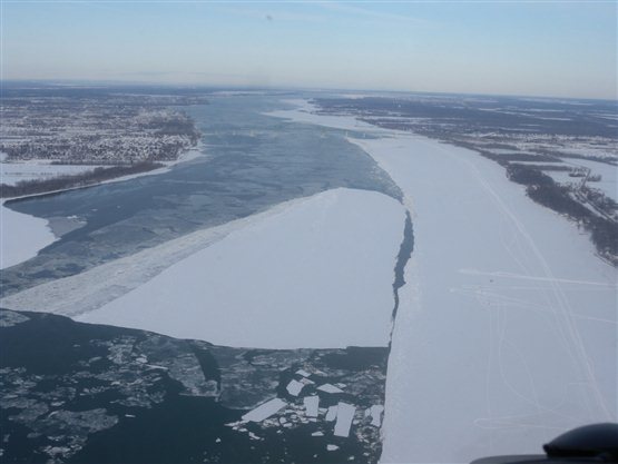 Batture ice drifting down towards the Quebec City Bridge (Canadian Ice Service)