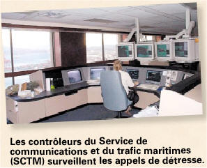 Les contrôleurs du Service de communications et du trafic maritimes(SCTM) surveillent les appels de détresse.