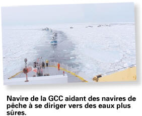 Navire de la GCC aidant des navires de pêche à se diriger vers des eaux plus sûres.