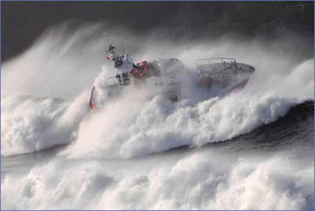 SAR bateau sauvetage donnant de la formation sur la mer agitée (26603)